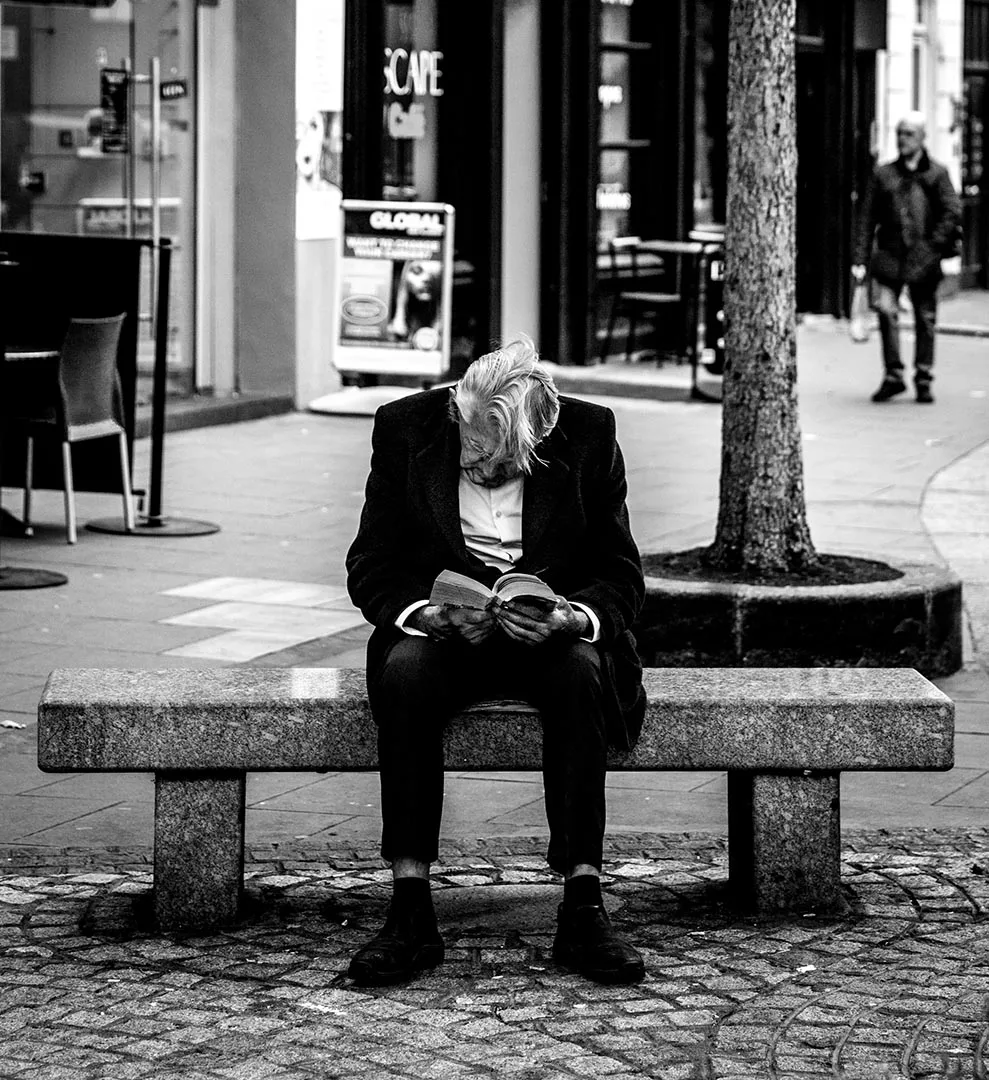 Editor de Estilo en Chile y México — ilustración con fotografía de hombre de la tercera edad leyendo