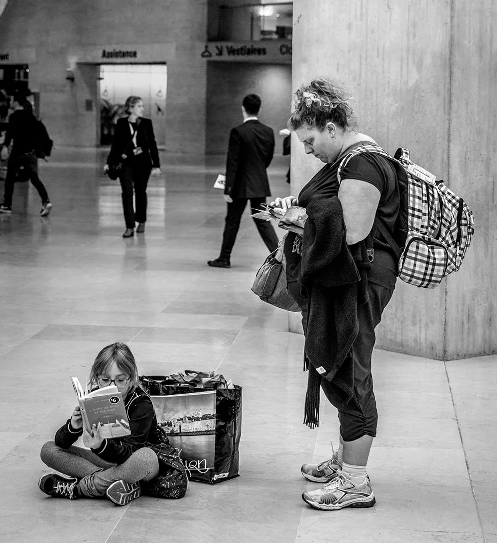 Editor de Estilo en Chile y México — ilustración con fotografía de madre e hija lectoras