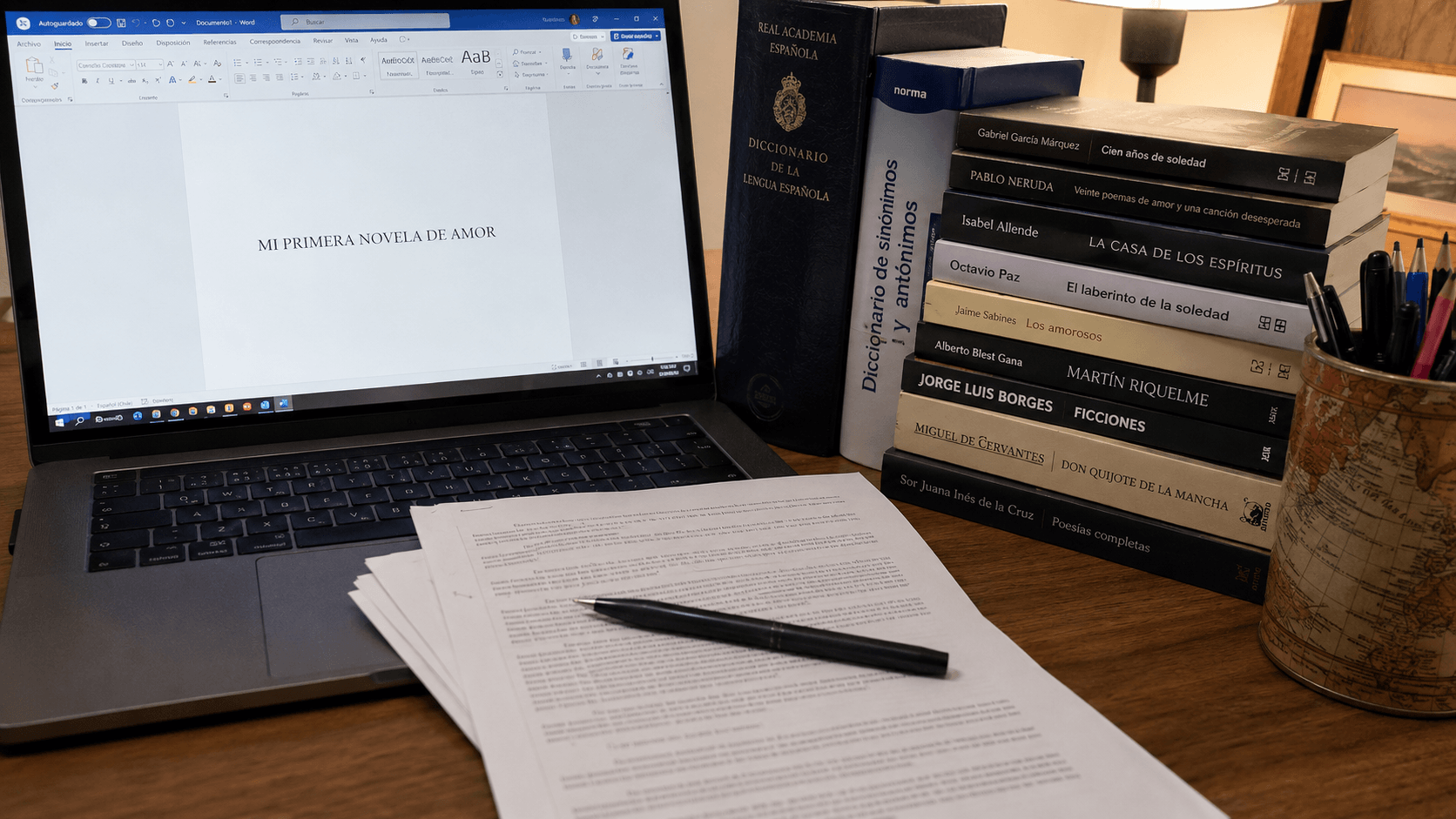 Laptop con Corrección de Estilo de una Novela para Mostrar Qué Hace un Editor de Estilo